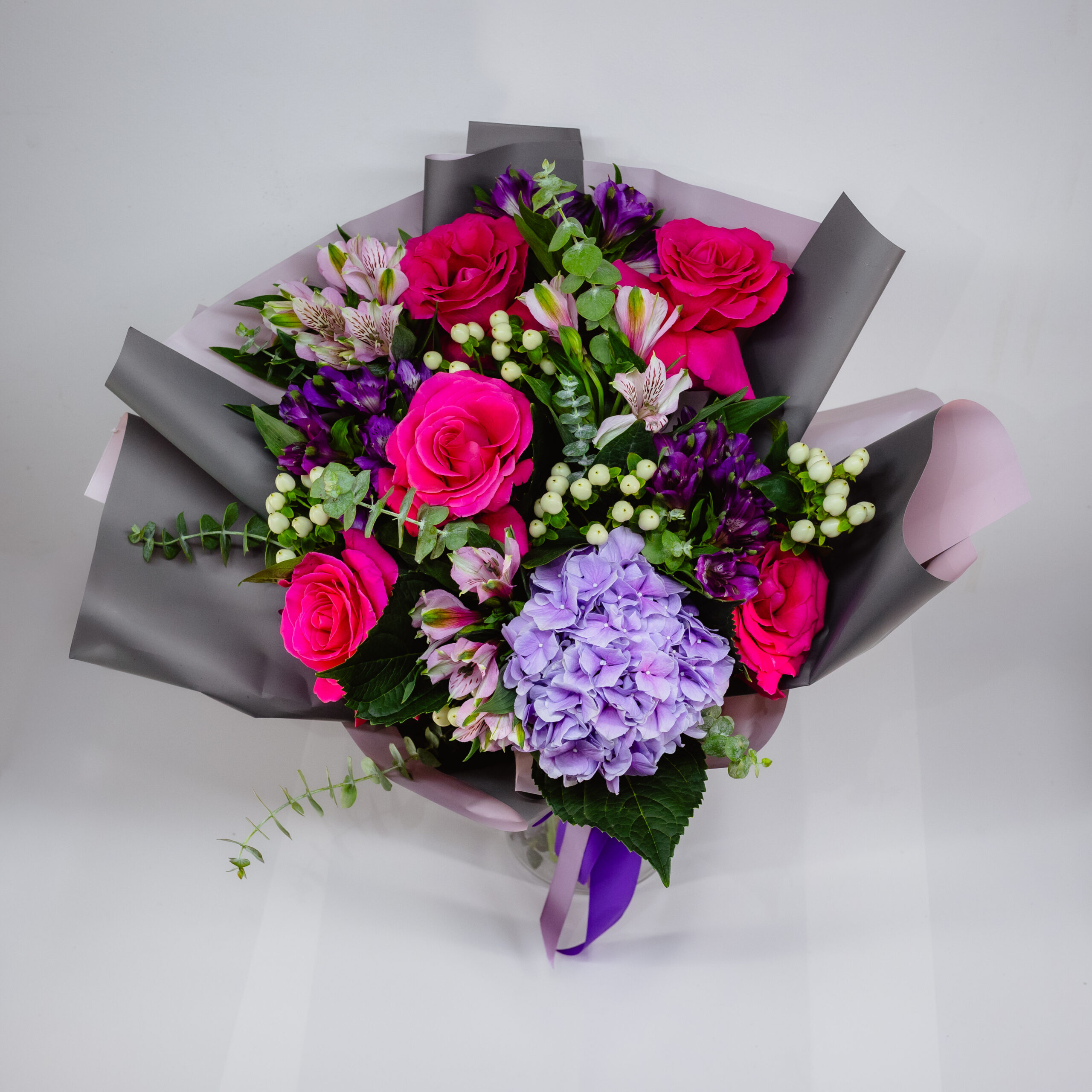 BUCHET CU HORTENSIE SI TRANDAFIRI IN CONTRAST 3 BUCHET CU HORTENSIE SI TRANDAFIRI IN CONTRAST - imagine 3