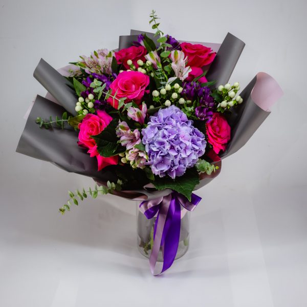 BUCHET CU HORTENSIE SI TRANDAFIRI IN CONTRAST
