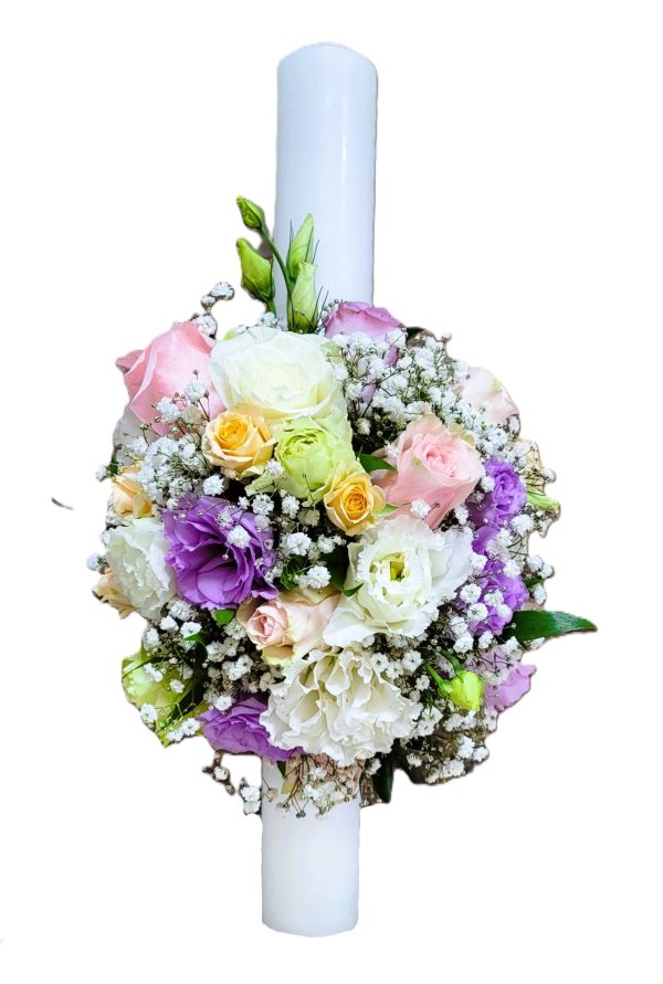 LUMANARE DE BOTEZ PASTELATA CU TRANDAFIRI, LISIANTHUS SI FLOAREA MIRESEI