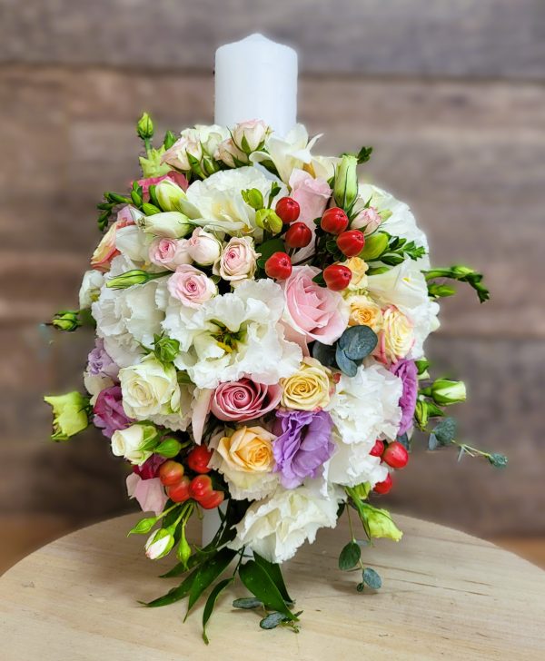 LUMANARE DE BOTEZ ARMONIE PASTELATA CU TRANDAFIRI, LISIANTHUS SI HYPERICUM