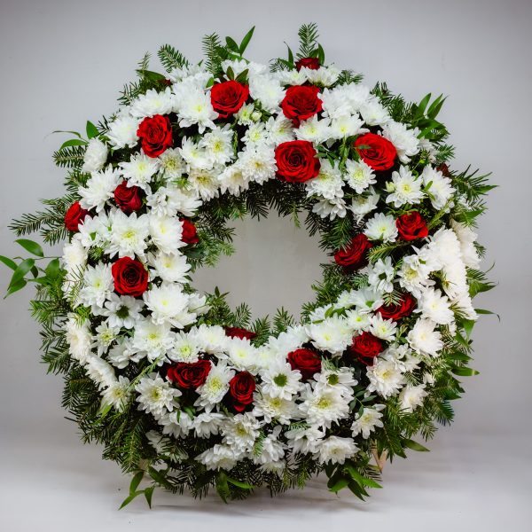 COROANA PE ROTUND SOLEMNA CU TRANDAFIRI ROSII SI CRIZANTEME ALBE