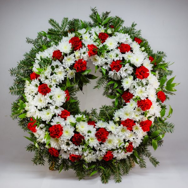 COROANA PE ROTUND CU GAROAFE ROSII SI CRIZANTEME ALBE