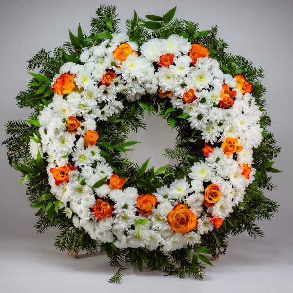 COROANA PE ROTUND CU TRANDAFIRI PORTOCALII SI CRIZANTEME ALBE