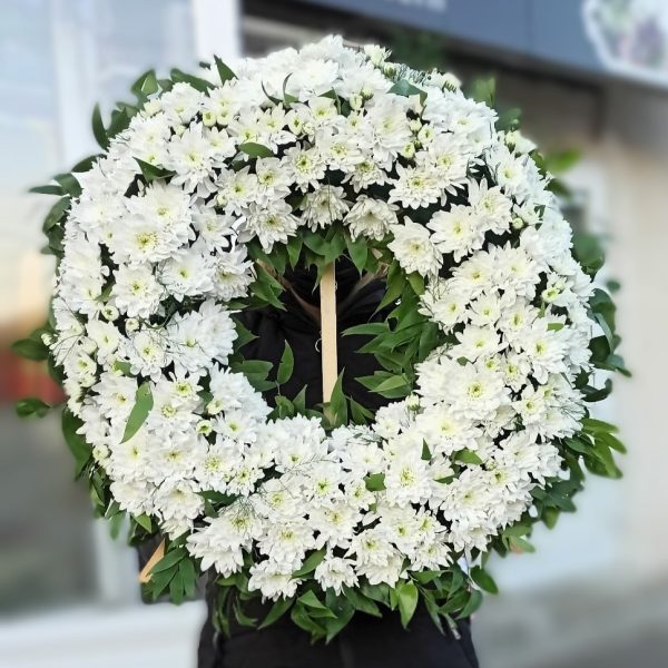 COROANA PE ROTUND CU CRIZANTEME ALBE