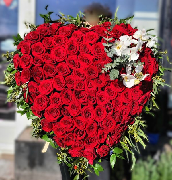 COROANA IN FORMA DE INIMA DEOSEBITA CU TRANDAFIRI ROSII SI ORHIDEE