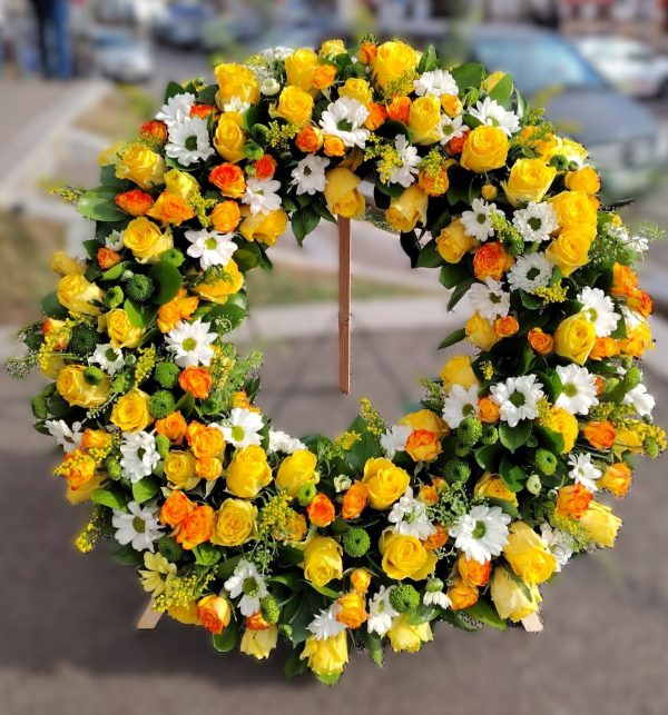 COROANA PE ROTUND CU TRANDAFIRI, CRIZANTEME SI SOLIDAGO