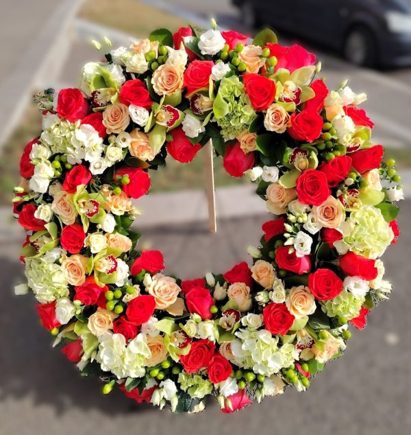 COROANA PE ROTUND RAFINATA CU TRANDAFIRI, HORTENSII, ORHIDEE SI LISIANTUS