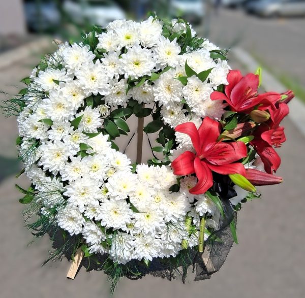 COROANA PE ROTUND CU CRIZANTEME ALBE SI CRINI ROSII