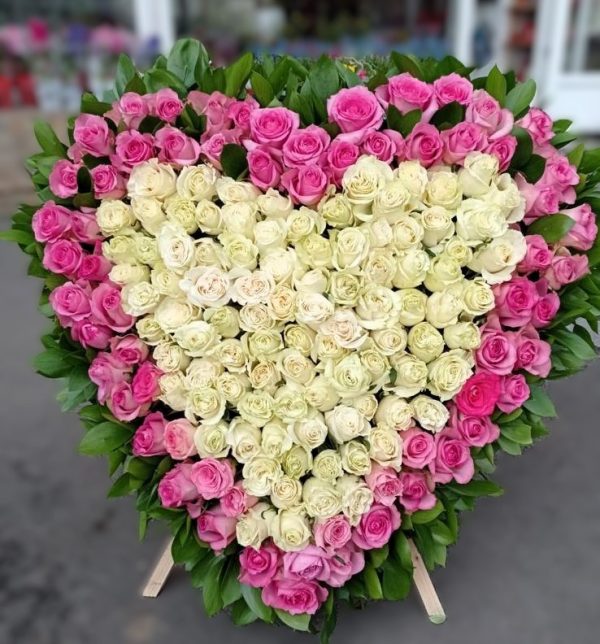 COROANA IN FORMA DE INIMA CU TRANDAFIRI ROZ SI ALBI