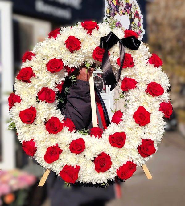 COROANA PE ROTUND ELEGANTA CU TRANDAFIRI ROSII SI CRIZANTEME ALBE