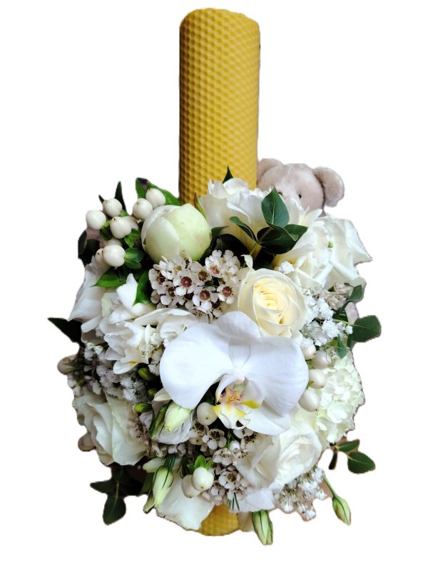 LUMANARE DE BOTEZ DIN CEARA NATURALA RAZA DE LUMINA CU ORHIDEE, TRANDAFIRI, BUJORI SI LISIANTHUS