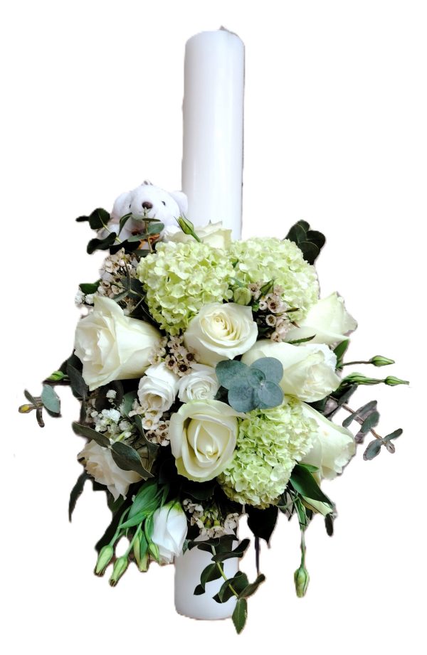 LUMANARE DE BOTEZ CU URSULET, TRANDAFIRI, HORTENSII, LISIANTHUS SI EUCALIPT