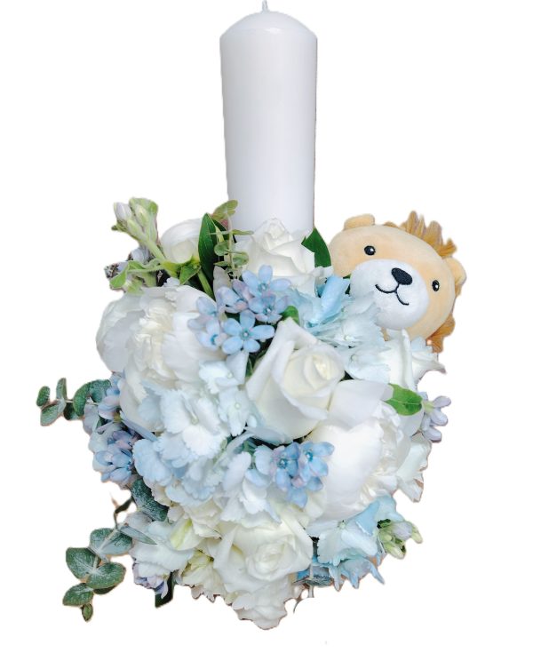 LUMANARE DE BOTEZ BAIETEL CU URSULET, TRANDAFIRI, HORTENSII, LISIANTHUS SI EUCALIPT