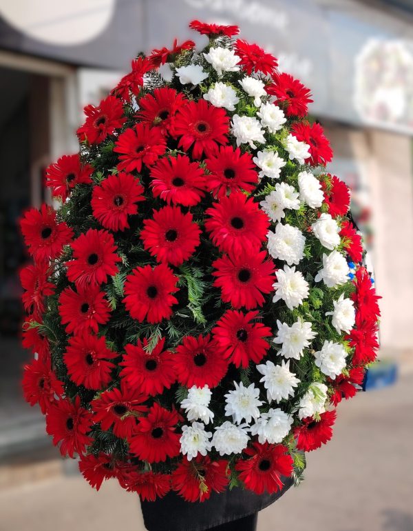 COROANA CLASICA CU GERBERA ROSIE SI CRIZANTEMA ALBA