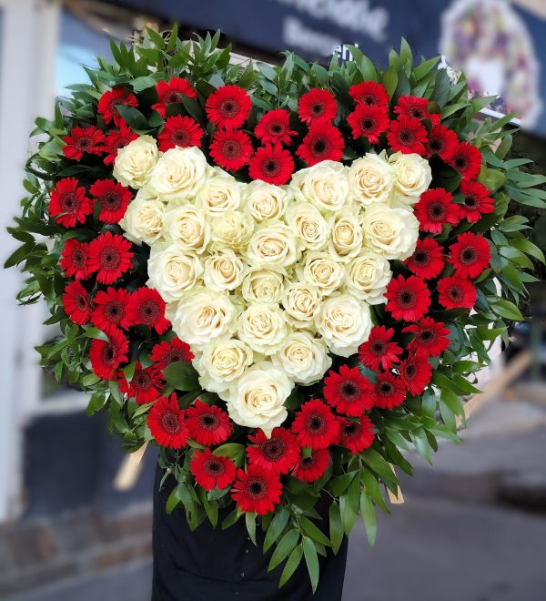 COROANA IN FORMA DE INIMA RAFINATA CU TRNADAFIRI SI GERBERA