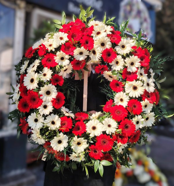 COROANA PE ROTUND CU GERBERA ROSII SI ALBE