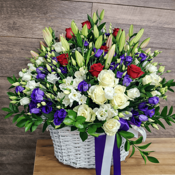 ARANJAMENT FLORAL GRANDIOS ȘI ELEGANT ÎN COȘ