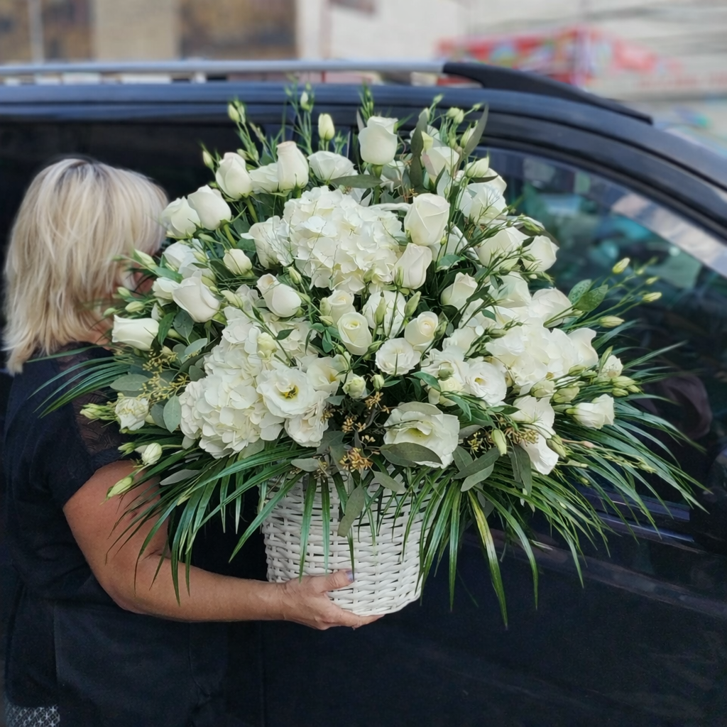 COȘ GRANDIOS ȘI ELEGANT ÎN TONURI ALBE 1 COȘ GRANDIOS ȘI ELEGANT ÎN TONURI ALBE