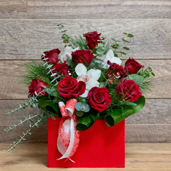 ARANJAMENT FLORAL ELEGANT CU TRANDAFIRI ROȘII