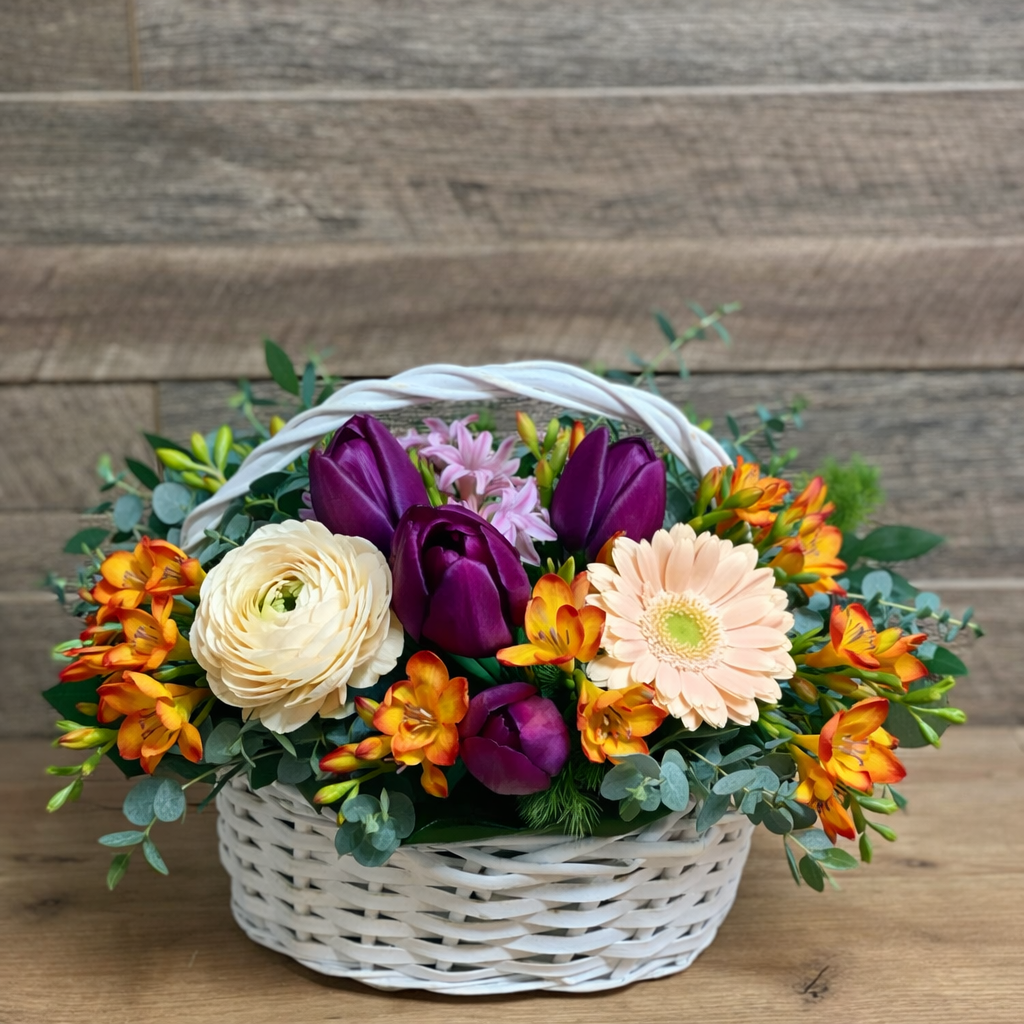 COȘ FLORAL DELICAT DE PRIMĂVARĂ 1 COȘ FLORAL DELICAT DE PRIMĂVARĂ