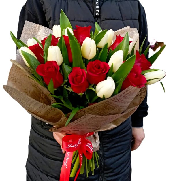 BUCHET ELEGANT CU LALELE ALBE ȘI TRANDAFIRI ROȘII