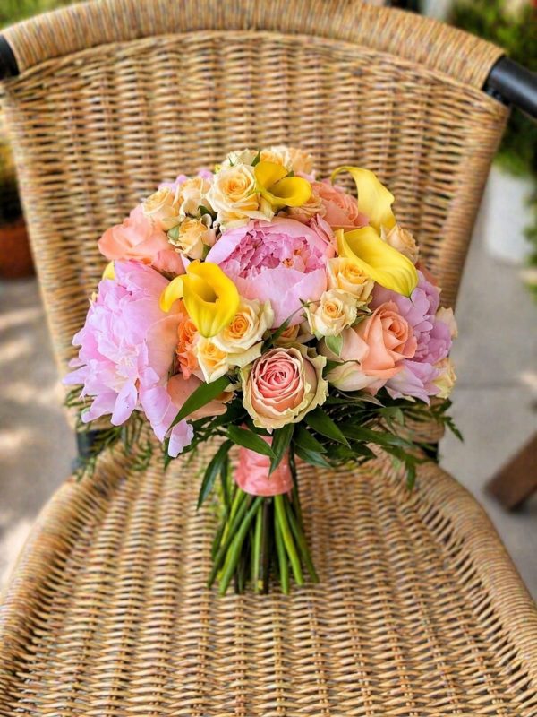 BUCHET DE NUNTĂ VIBRANT ÎN NUANȚE DE ROZ ȘI PIERSICĂ CU BUJORI ȘI CALE GALBENE