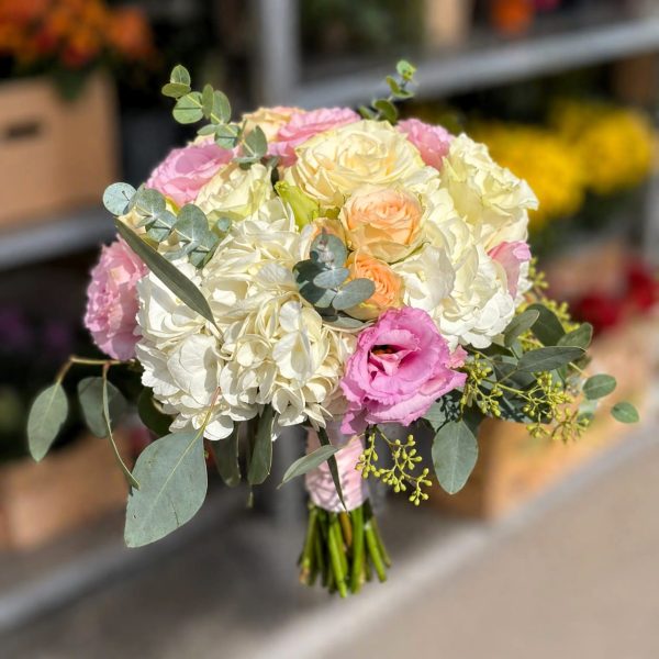 BUCHET DE NUNTĂ NATURAL-CHIC ÎN TONURI CREM ȘI ROZ CU HORTENSIE ȘI EUCALIPT