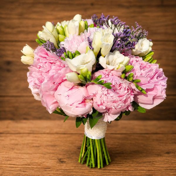 BUCHET DE NUNTĂ SUPERB DIN BUJORI ROZ ȘI FREZII ALBE NATURAL VIBRANT