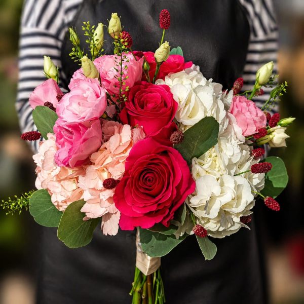 BUCHET DE NUNTĂ ROMANTIC DIN TRANDAFIRI ROȘII ȘI HORTENSIE ALBĂ