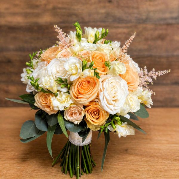 BUCHET DE NUNTĂ LUMINOS ÎN TONURI DE PIERSICĂ ȘI IVORY CU TRANDAFIRI ȘI FREESIA