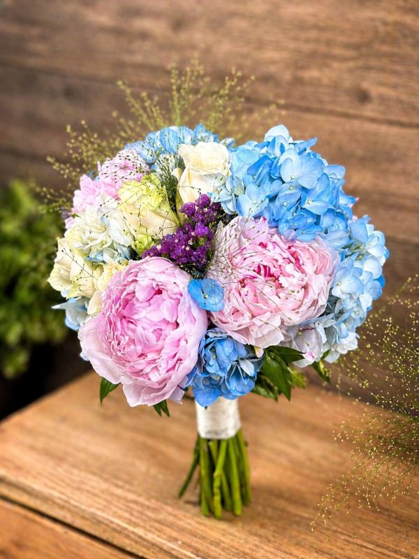 BUCHET DE NUNTĂ ROMANTIC ÎN NUANȚE PASTELATE CU BUJORI ȘI HORTENSIE ALBASTRĂ