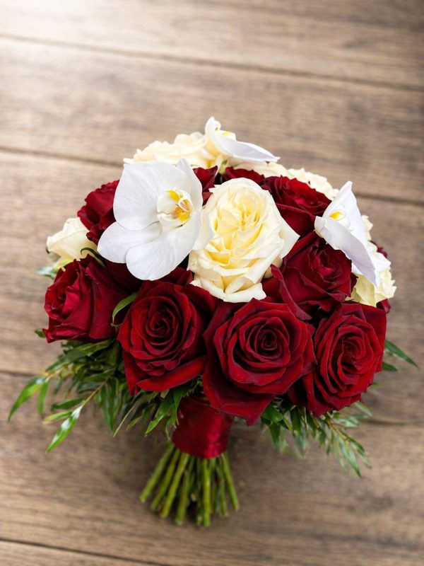 BUCHET DE NUNTĂ ELEGANT ÎN NUANȚE DE ROȘU ȘI IVORY CU TRANDAFIRI ȘI ORHIDEE