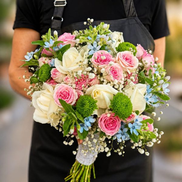 BUCHET DE NUNTĂ DELICAT DIN TRANDAFIRI ȘI FLORI MIXTE COLORATE